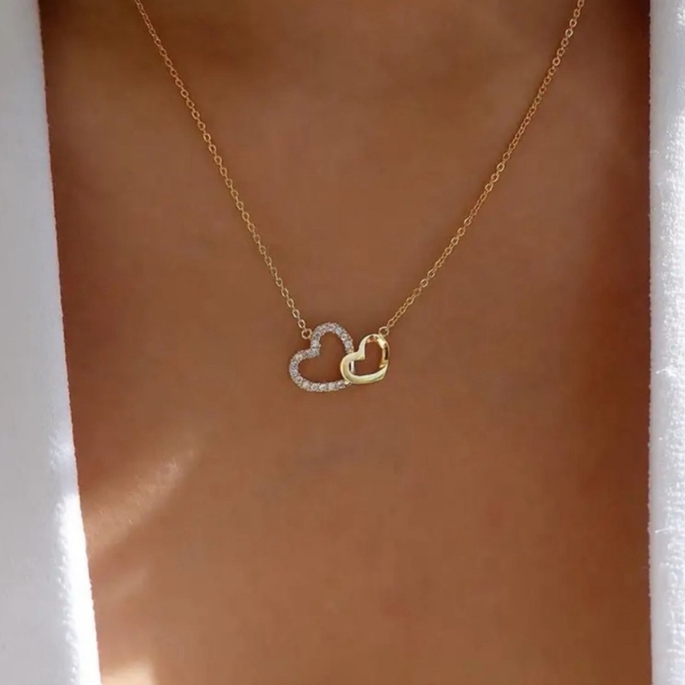 ✨❤️ Dainty Gold Tone Double Heart Necklace ✨❤️ - Picture 2 of 5